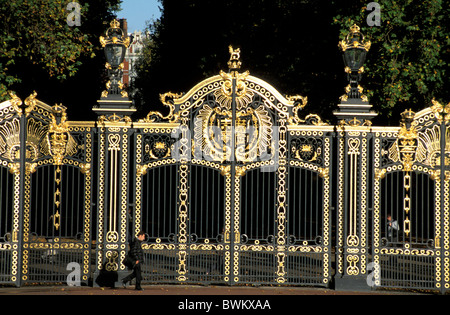 UK London Buckingham Palace Green Park Tore Tor Großbritannien Europa England Zaun gold golden Crest ro Stockfoto