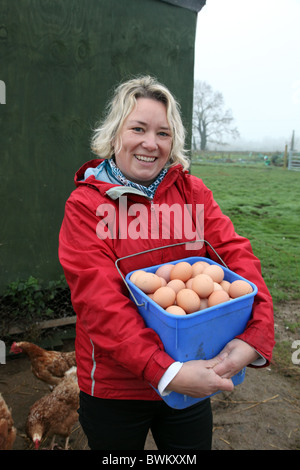 Jenny Young mit neu verlegten Eiern, die sie nur gesammelt hat, die castlefarm Shop, Co. Kildare, Irland Stockfoto