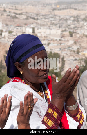 Porträt einer äthiopischen jüdischen Frau beten vor der Altstadt von Jerusalem während Siget Festival. Stockfoto