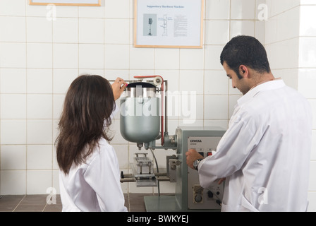 Junge männliche und weibliche Medizinstudenten, die Arbeiten im Inneren des Labors von Beirut arabische Universität Libanon Nahost Stockfoto