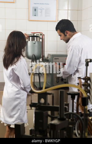 Junge männliche und weibliche Medizinstudenten, die Arbeiten im Inneren des Labors von Beirut arabische Universität Libanon Nahost Stockfoto