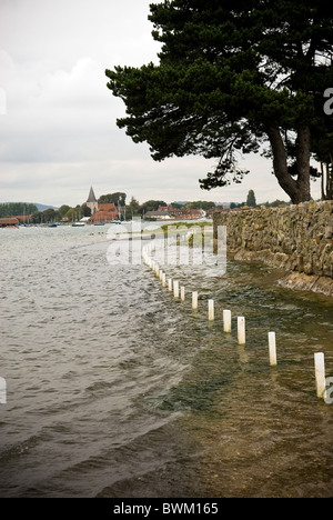 Überfluteten Straße bei Flut an Bosham, West Sussex, UK Stockfoto