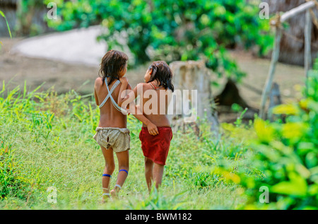 Venezuela Südamerika Indios Yanomami Ironavi Stamm Ureinwohner Indianer Native Eingeborenen zwei Mädchen Kinder Stockfoto