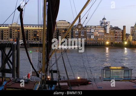 UK London Thames Path Blick auf St. Katharine Docks Stadt Großbritannien Europa England Fluss Dämmerung am Abend bei n Stockfoto