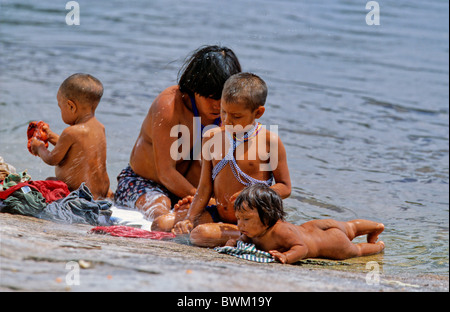 Venezuela Südamerika Indios Yanomami Ironavi Stamm Ureinwohner Indianer Native Eingeborenen waschen Ufer Stockfoto