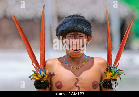 Venezuela Südamerika Indios Yanomami Ironavi Stamm Ureinwohner Indianer Native Eingeborenen Menschen kauen T Stockfoto