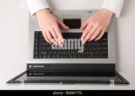 Blick über schöne weibliche Hände tun Arbeit am computer Stockfoto