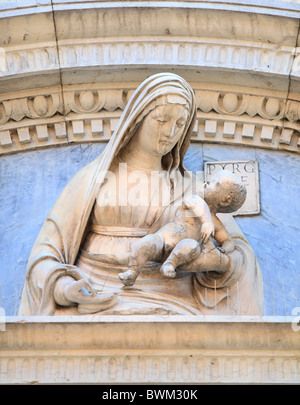 Carven auf die Kirche von Santa Maria Dia Miracoli in Venedig, Italien. Streifenbildung im Stein sieht aus wie die Madonna weint Stockfoto