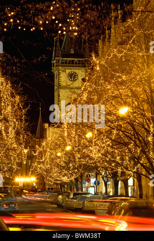 Tschechische Republik Prag Weihnachten Dekorationen Parizska Shopping Street Altstädter Rathaus Turm nachts beleuchtet Stockfoto