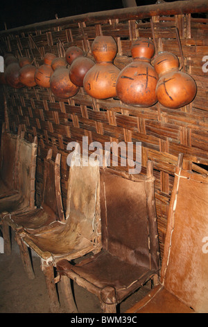 Innenraum einer Dorze Stamm Bienenstock Hütte Haut Stühle und traditionelle Kürbisse zeigen. Aufgenommen In Chencha, Äthiopien Stockfoto