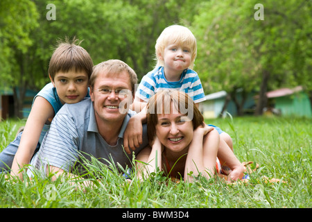 Familie versammelt zusammen Blick in die Kamera Stockfoto