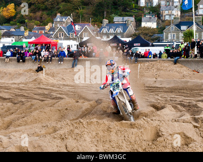 Motocross-Fahrer halten einer Rennveranstaltung auf einem eigens konstruierten Kurs auf Barmouth Strand Gwynedd Nord-Wales Stockfoto