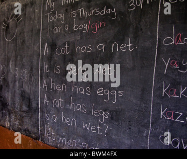 Auf einer Tafel lehren Englisch für Kinder im Vorschulalter aus einem Waisenhaus in Nairobi, Kenia. Stockfoto