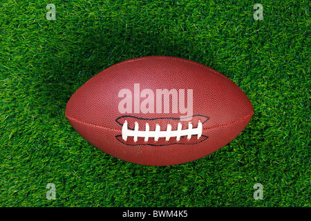Ein American Football auf dem Rasen Stockfoto
