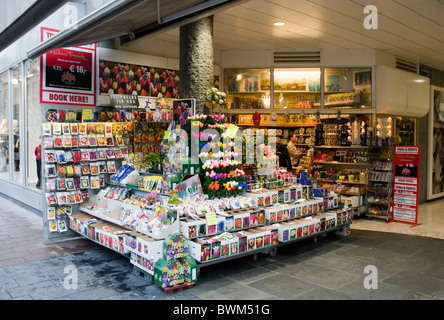 Stall Verkauf Tulpenzwiebeln und Holz Tulpen auf einer Straße in Amsterdam. Stockfoto