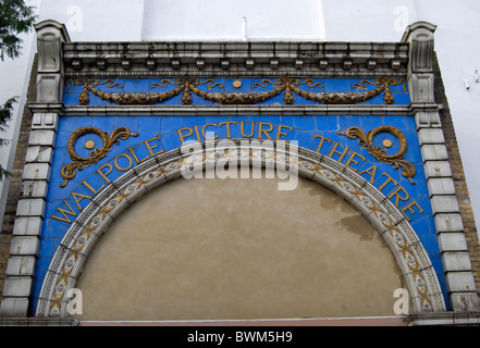 wieder zusammengebaut Fassade des 1912 Walpole Bild Theaters, eines ehemaligen Kinos in Ealing, West London, england Stockfoto