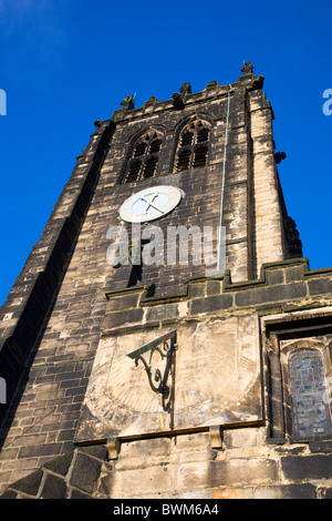Sonnenuhr an der Minster Kirche des Hl. Johannes der Täufer Halifax West Yorkshire England Stockfoto