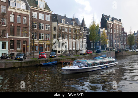 Ein Wasserbus an einer Gracht in Amsterdam unterwegs Stockfoto