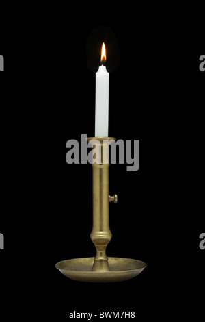Brennende Kerze in einen Kerzenständer aus Messing. Stockfoto