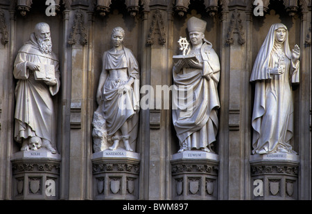 Westminster Abbey, London, Großbritannien. 10 Statuen über Tür stellen des 20. Jahrhunderts Christian Märtyrer (von links nach rechts) Maximilian K Stockfoto