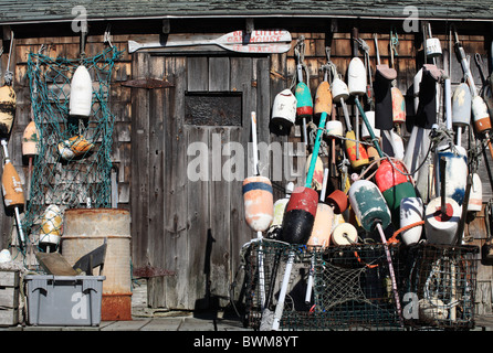 Angeln-Bojen oder Schwimmern außerhalb eines Fischers Hütte, Cape Neddick, Maine, USA Stockfoto