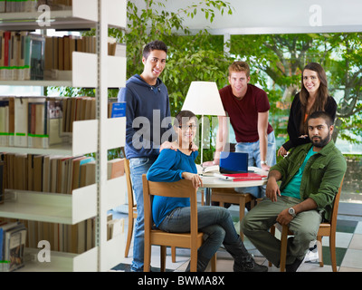 Gruppe von College-Studenten, Blick in die Kamera in Bibliothek. Horizontale Form, Vorderansicht, in voller Länge Stockfoto