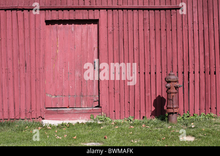 Rot lackiert Holzschuppen und Hydranten Canterbury Shaker Village, New Hampshire, USA Stockfoto