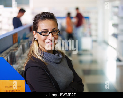 Verkäuferin im cd-shop Stockfoto