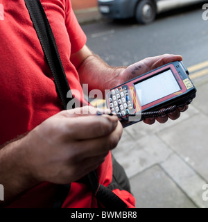 Royal Mail Postbote mit einem Handgerät digital Rekord Lieferung eines Artikels von Mail, UK Stockfoto