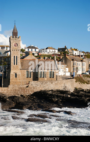 Porthleven Cornwall November 2010 während der "Nebensaison". Bickford-Smith Institute und Uhrturm wurde 1882 gebaut. Stockfoto