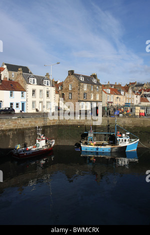 Pittenweem Hafen mit Fischerbooten bei Ebbe Fife, Schottland, November 2010 Stockfoto