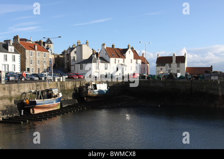 Pittenweem Hafen mit Fischerbooten bei Ebbe Fife, Schottland, November 2010 Stockfoto