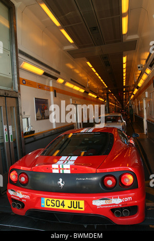 Ferrari in Folkestone Eurotunnel Zug einsteigen Stockfoto