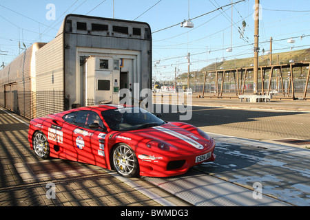 Ferrari in Folkestone Eurotunnel Zug einsteigen Stockfoto