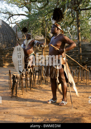 Zulu Männer, Shakaland Zulu-Dorf, Nkwalini Tal, Kwazulu Natal, Südafrika. Stockfoto