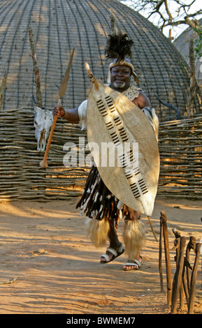 Zulu Mann, Shakaland Zulu-Dorf, Nkwalini Tal, Kwazulu Natal, Südafrika. Stockfoto