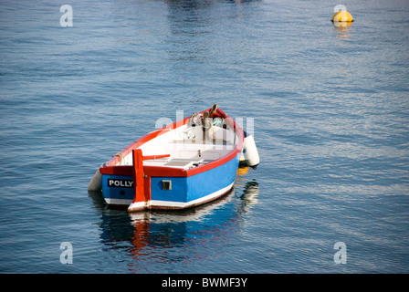 Polly, das kleine Fischerboot im Hafen von Brixham Devon Stockfoto