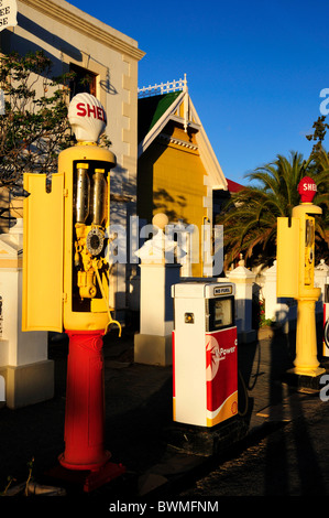 Royal Dutch Shell-Tankstelle mit Vintage Zapfsäulen. Matjiesfontein, Südafrika. Stockfoto