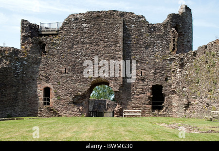 Der Eingang zum Burghof an White Castle in South Wales UK. Stockfoto