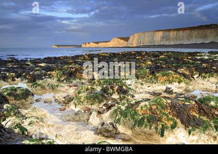 Ein frühen Winter Sonnenaufgang leuchtet auf den Klippen der sieben Schwestern bei Birling Gap, in der Nähe von Eastbourne, East Sussex, England. Stockfoto