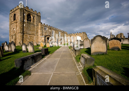 Str. Marys Kirche, Whitby Abbey, Yorkshire, England, von der Abendsonne beleuchtet. Einstellung des ersten Kapitel des Dracula von Bram Stoker. Stockfoto