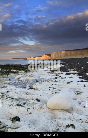 Ein frühen Winter Sonnenaufgang leuchtet auf den Klippen der sieben Schwestern bei Birling Gap, in der Nähe von Eastbourne, East Sussex, England. Stockfoto