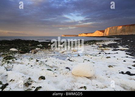 Ein frühen Winter Sonnenaufgang leuchtet auf den Klippen der sieben Schwestern bei Birling Gap, in der Nähe von Eastbourne, East Sussex, England. Stockfoto