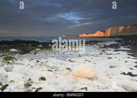 Ein frühen Winter Sonnenaufgang leuchtet auf den Klippen der sieben Schwestern bei Birling Gap, in der Nähe von Eastbourne, East Sussex, England. Stockfoto