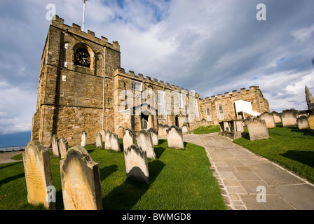 Str. Marys Kirche, Whitby Abbey, Yorkshire, England, von der Abendsonne beleuchtet. Einstellung des ersten Kapitel des Dracula von Bram Stoker. Stockfoto