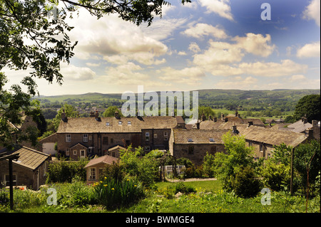 Sanfte grüne Hügel und Häuser im Dorf Grassington, Yorkshire Dales, North Yorkshire UK Stockfoto