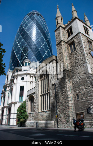 Sir Norman Fosters 30 St Mary Axe, auch bekannt als die Gurke mit Kirche im Vordergrund. Stockfoto