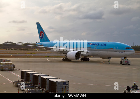 Korean Air Boeing 777-200 Ankunft am Flughafen Narita in Tokio, Japan Stockfoto