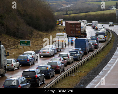 Traffic Jam A30 22 Meilen westlich von Exeter Devon UK folgenden Absturz auf gefrorenen Regen Feuerwehrauto vorn Stockfoto