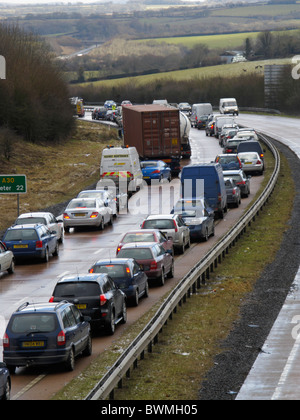 Traffic Jam A30 22 Meilen westlich von Exeter Devon UK folgenden Absturz auf gefrorenen Regen Feuerwehrauto vorn Stockfoto